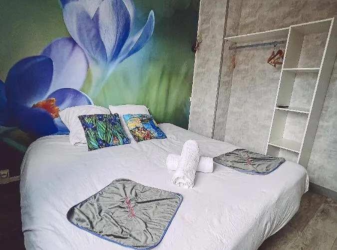 Gogh Gare By Joyca Privee