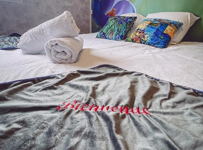 Gogh Gare By Joyca Privee